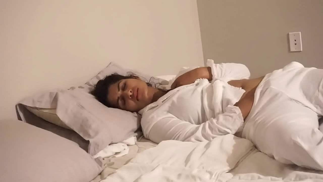 Indian xxx porn desi bhabi fucks herself in bed